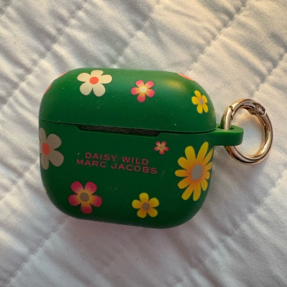 Marc Jacobs Daisy AirPod case